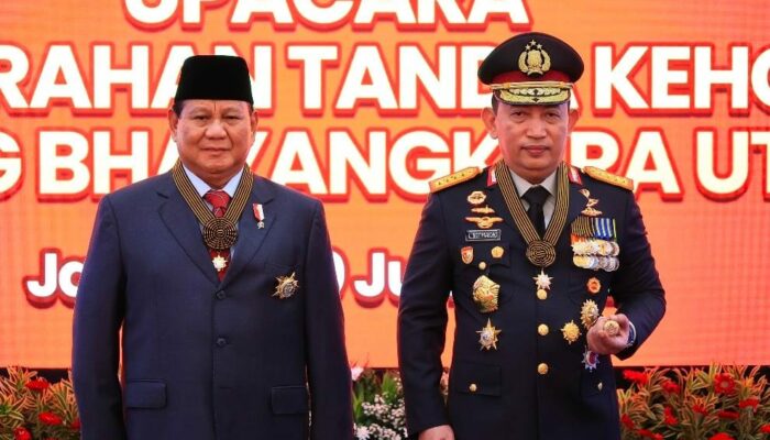 Menhan Prabowo Subianto Terima Penghargaan Tanda Kehormatan Bintang Bhayangkara Utama Polri