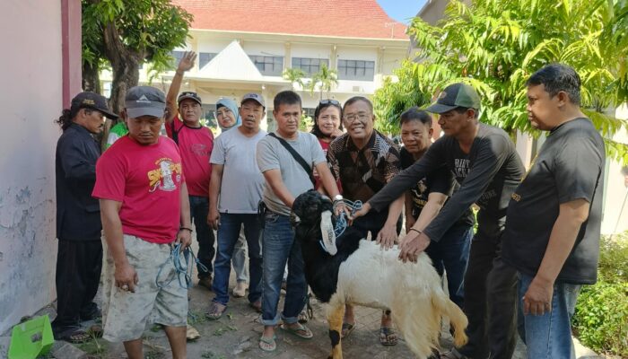 Wartawan di Media Center DPRD Sidoarjo Menyembelih 2 Ekor Kambing