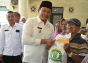 Guru Ngaji Desa di Sidoarjo Berterima Kasih Dapat Bantuan Beras dari Plt Bupati H Subandi