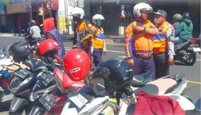 Tugas untuk menertibkan Parkir Sembarangan di Bahu Jalan, Dishub Sidoarjo Prioritaskan Kelancaran Lalin