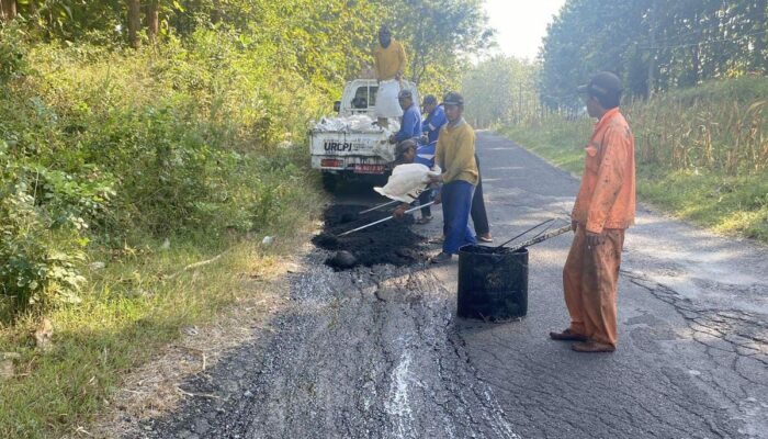 Perbaikan Ruas Jalan Penghubung Gondang – Ngluyu Oleh Tim URCPJ GOLENG LULEN Bersama Dinas Pupr Kabupaten Nganjuk