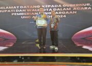 Plt Bupati Sidoarjo Subandi Terima Penghargaan  UHC Award 2024