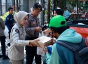 Jumat Berkah, Bidhumas Polda Jatim Berbagi Ratusan Nasi Kotak Gratis