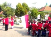 Dirgahayu Ke – 79 RI SDN Trosobo 2 Gelar Pawai Merah Putih, Kepala SDN Trosobo 2 Watini S.Pd Saat Berangkatkan Pawai Merah Putih