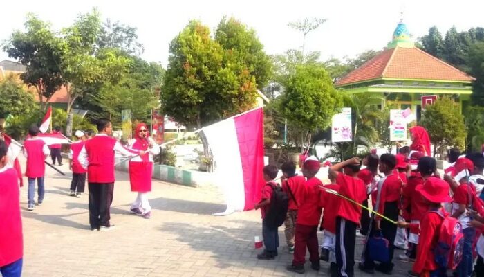 Dirgahayu Ke – 79 RI SDN Trosobo 2 Gelar Pawai Merah Putih, Kepala SDN Trosobo 2 Watini S.Pd Saat Berangkatkan Pawai Merah Putih