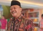 Bendahara DPC PDI-P Kabupaten Sidoarjo, Suyarno saat ditemui didepan DPRD Kabupaten Sidoarjo