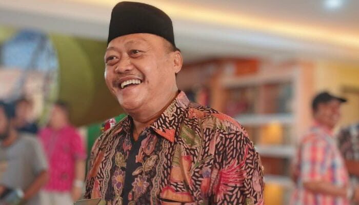 Bendahara DPC PDI-P Kabupaten Sidoarjo, Suyarno saat ditemui didepan DPRD Kabupaten Sidoarjo