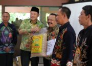 Plt Bupati Subandi Serahkan Bantuan Irigasi untuk 90 Kelompok Tani