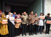 Plt Bupati Sidoarjo Subandi Beri Rp 5 Juta ke Pedagang Pasar Krian