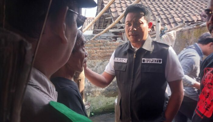 Langgeng Sudiyono Menangis Haru Disambangi Plt Bupati Sidoarjo untuk Bedah  Rumah