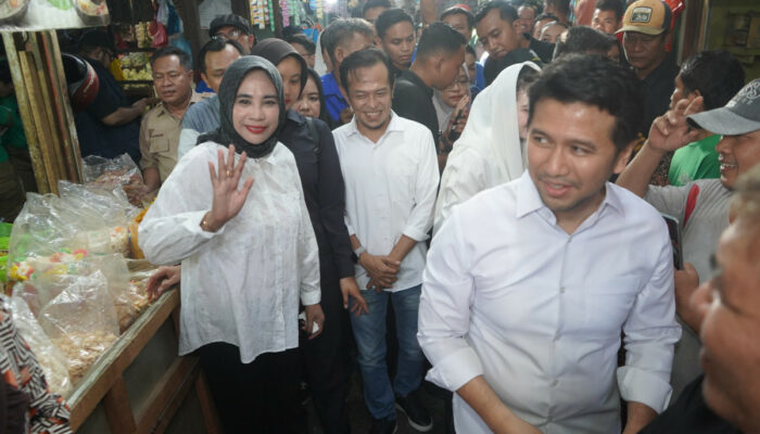 Cawagub Jatim Emil Dardak Dengan Cawabup Sidoarjo Mimik Idayana Menjadi Rebutan Emak-Emak di pasar Larangan Sidoarjo