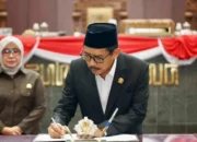 Musyafak Rouf Menandatangani Hasil Rapat paripurna