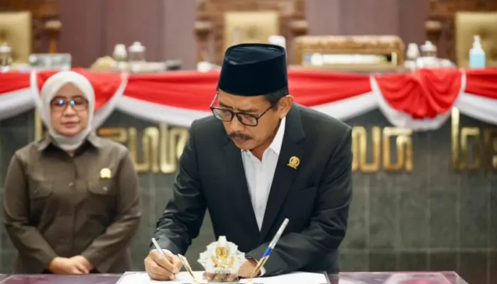 Musyafak Rouf Menandatangani Hasil Rapat paripurna