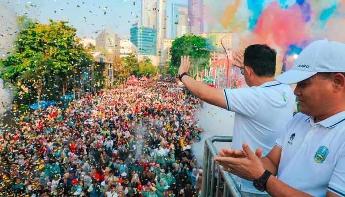 10.000 Masyarakat Ikuti Jalan Sehat Hari Santri di Gedung Grahadi