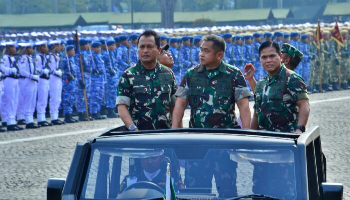 Kasal Dampingi Panglima TNI Meninjau Gladi Bersih Puncak HUT KE-79 TNI Di Monas