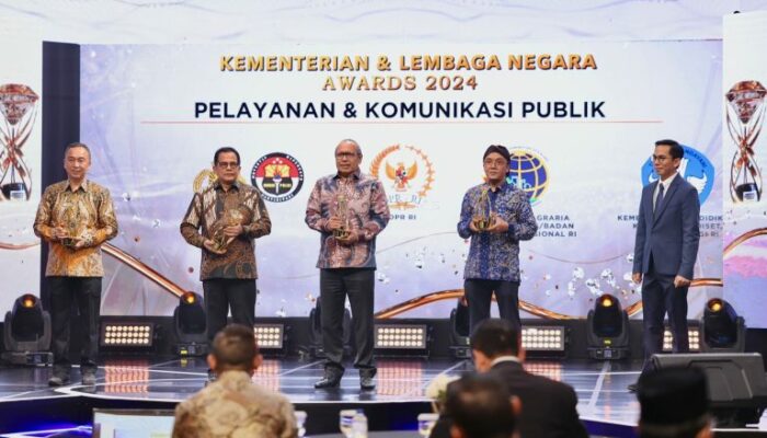 Polri Raih Penghargaan Lembaga Dengan Pelayanan dan Komunikasi Terbaik