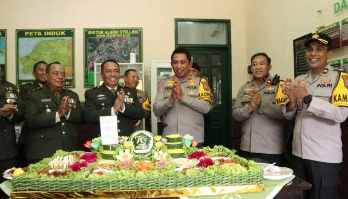 Polres Bangkalan Gruduk Markas TNI Berikan Ucapan