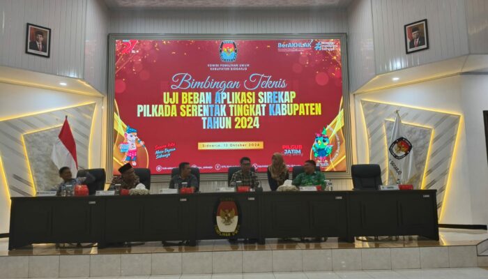 KPU Kabupaten Sidoarjo Bersama Petugas PPK Tengah Melakukan Uji Coba SIREKAP Pilkada 2024