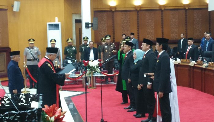 Sidang Paripurna Pimpinan Definitif DPRD Kota Surabaya Resmi Dilantik