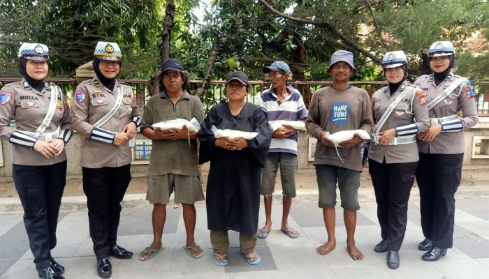 Jumat Berkah “Peduli Wong Cilik”, Kini Polwan Ditlantas Polda Jatim