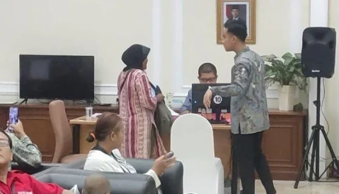 Tangisan Warga, Saat Gibran Tinjau Langsung Program “Lapor Mas Wapres” di Istana