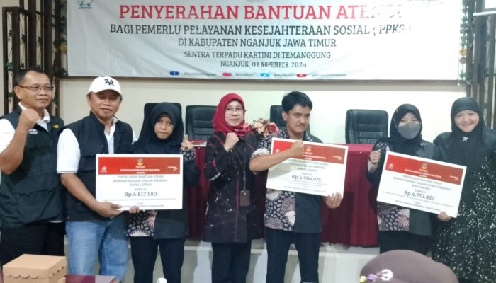 Penyandang Disabilitas SLB Terima Bantuan Atensi PPKS Oleh Dinas Sosial Kabupaten Nganjuk