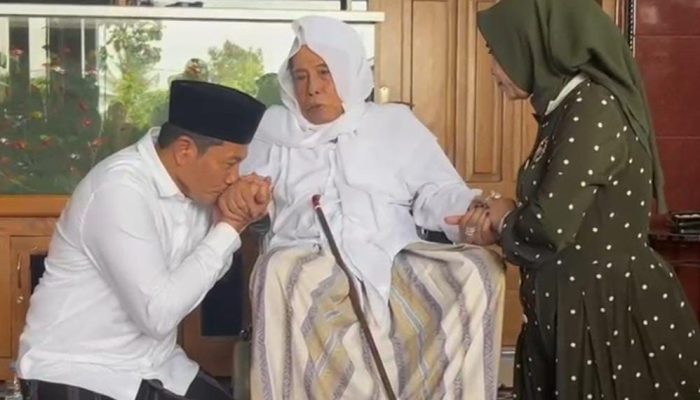 Minta Do’a Kepada Pengasuh Ponpes Al Falah Ploso Untuk Kemenangan H. Subandi – Hj Mimik