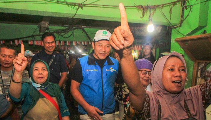 Calon Bupati Sidoarjo ke Pasar Wadungasri, Pedagang Bilang “Bupati Iki Tonggone Dewe”