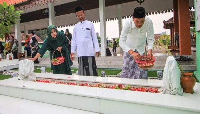 Paslon Subandi-Mimik Ziarah ke Makam Wali dan Bupati Pertama Sidoarjo, Iswin Arrizal