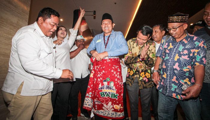 Terbukti Lebih Peduli UMKM, H. Subandi-Hj. Mimik Dihadiahi Batik Usai Debat