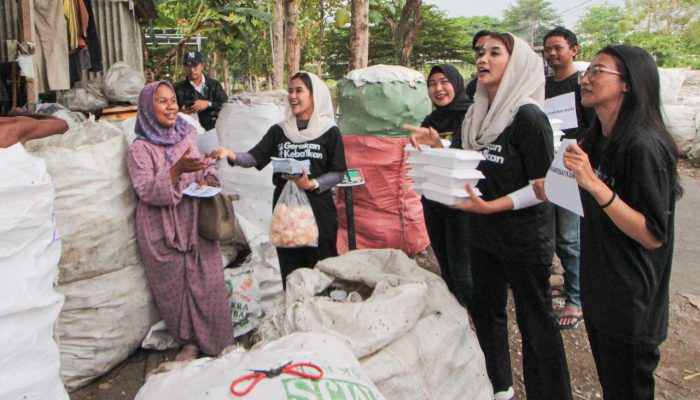 Tim Dari Paslon BAIK No : 01 #GerakanKeba1kan Dengan Berbagi Makan Bergizi Gratis ke Pemulung