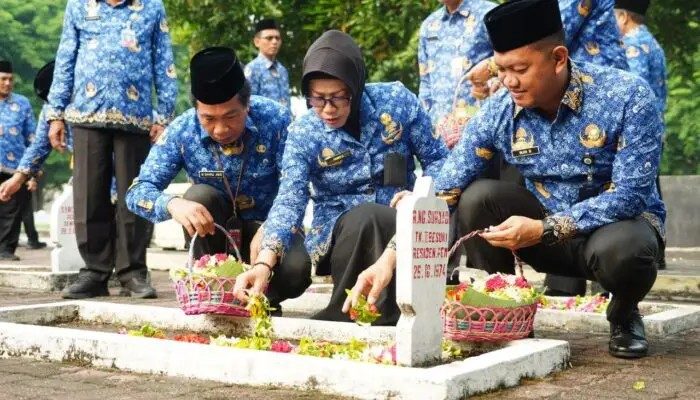 Pemkab Sidoarjo Peringati HUT KORPRI Ke-53 & HUT Dharma Wanita Persatuan Ke-25 Tahun 2024 Ziarah ke TMP Kusuma Bangsa