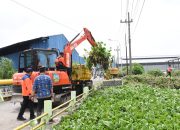 Dinas PU Bina Marga dan SDA Sidoarjo Dibantu BPBD Jatim dan BPBD Sidoarjo Normalisasi Sungai Buntung Desa Tanjungsari