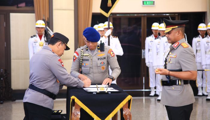 Kapolri Pimpin Serah Terima Jabatan 6 Pejabat Tinggi Polri