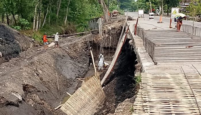 Dinas PUPR Kabupaten Nganjuk Laksanakan Pengerjaan kontruksi Pengaman Badan Jalan di Desa sumber Agung Kecamatan Gondang