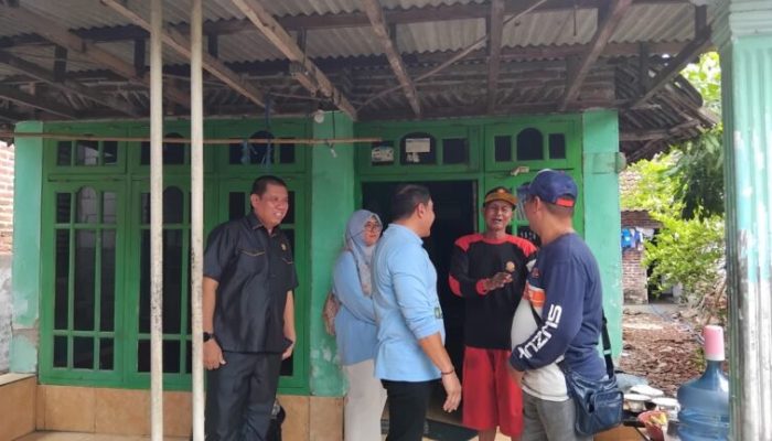 Ketua Komisi D dan Kades Meninjau Rumah Tidak Layak Huni di Desa Randegan Tanggulangin