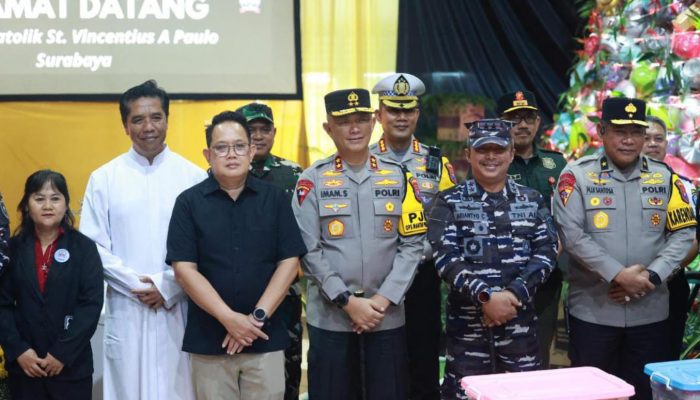 Kapolda Jatim Bersama Forkopimda Kunjungi Sejumlah Gereja Pastikan Natal Aman dan Kondusif