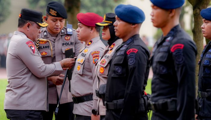 Kapolri Hadiahi Pin Emas kepada Kompol Pandu Winata