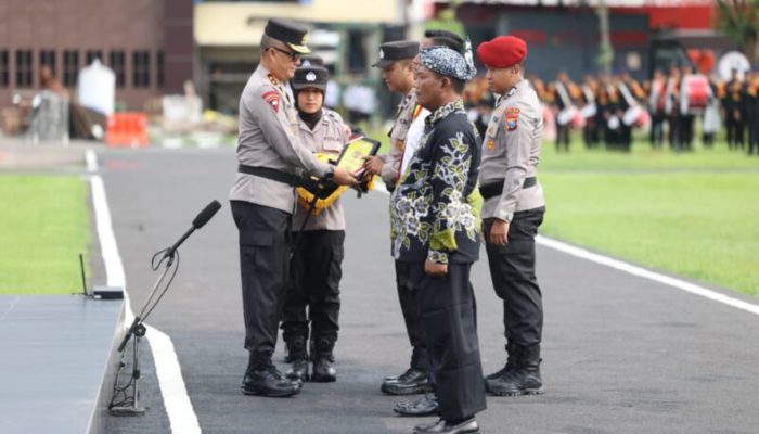 Asistensi Kampung Tangguh dan Polisi RW, Kapolda Jatim Pimpin Apel Besar Petugas Polmas dan Satkamling Pasca Pilkada