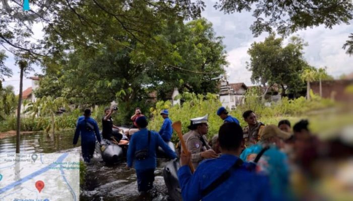 Ditpolairud Polda Jatim Turunkan Personel Bantu Evakuasi Korban Banjir