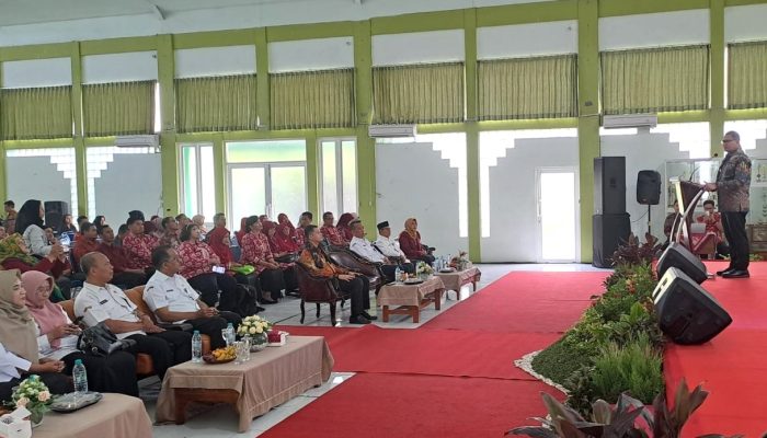 Kepala Dindik Jatim Buka Pelatihan Kompetensi Guru Sejarah di SMAN 3 Sidoarjo, Kepala Dinas Pendidikan Jatim Saat Memberikan Pengarahan Peserta Pelatihan