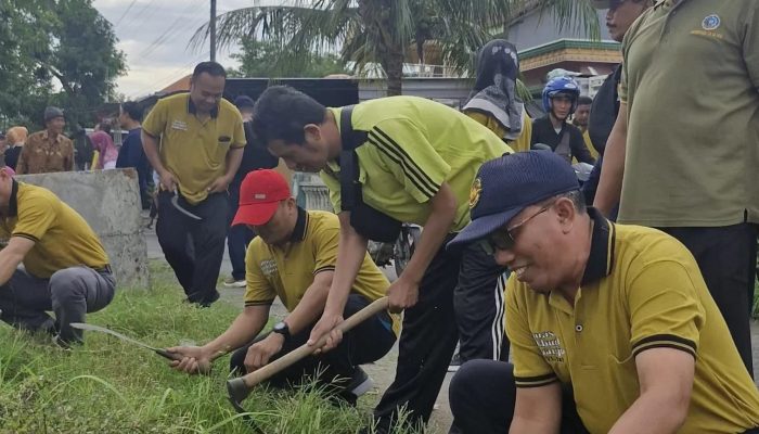 Jiwakorsa Harus Ditanam dan Ciptakan Kebersamaan Dengan TNI, Anggota Koramil 0816/11 Tarik Kerja Bakti Bersih-bersih Desa