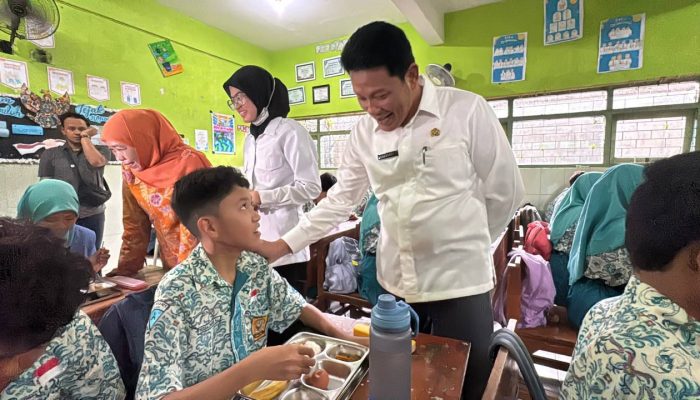 Plt. Bupati Sidoarjo Dan Gubernur Terpilih Jawa Timur Tinjau Pelaksanaan Makan Bergizi Gratis (MBG) Di SMPN 1 Candi