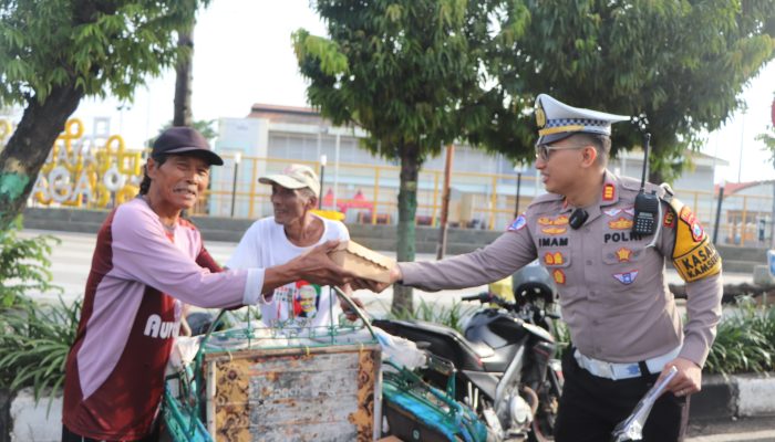 Operasi Keselamatan Semeru di Jumat Berkah Polres Tuban Ajak Masyarakat Tertib Lalin Dengan Berbagi Nasi Kotak