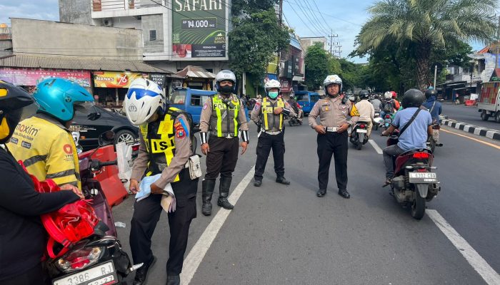 Satlantas Polres Pelabuhan Tanjung Perak Gelar Operasi Keselamatan Semeru 2025, Pelanggar Didominasi Terobos Lampu Merah.