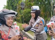 Tanda Sayang Polisi Bangkalan, Bagikan Cokelat dan Bunga Bagi Pengendara Tertib Berlalulintas