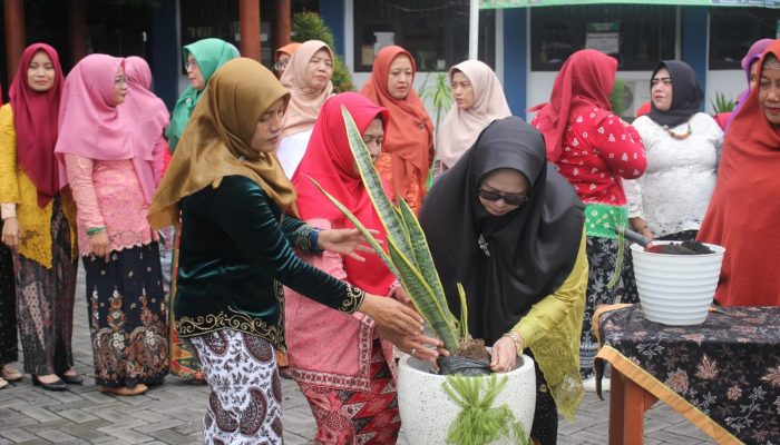 SMP Negeri 1 Taman Gelar Gerakan Penghijauan dalam Memperingati Hari Gerakan Menanam Satu Juta Pohon