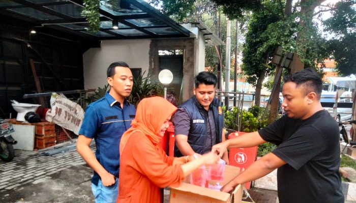 Berbagi di Bulan Suci: Satreskrim Polres Pelabuhan Tanjung Perak Bagikan Takjil untuk Masyarakat Surabaya