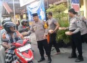 Polisi Berbagi Berkah Ramadhan, Ratusan Takjil Dibagikan di Depan Polsek Semampir