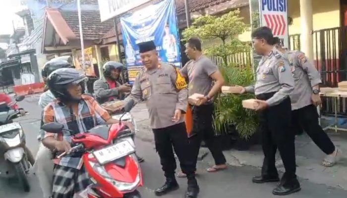 Polisi Berbagi Berkah Ramadhan, Ratusan Takjil Dibagikan di Depan Polsek Semampir